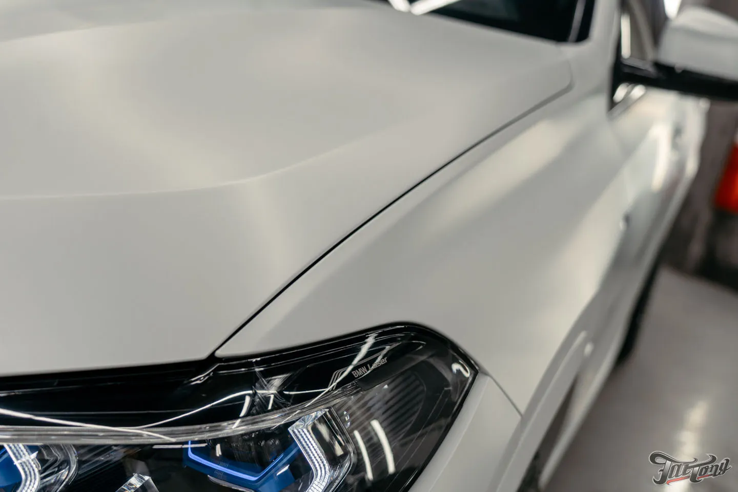 Оклеили BMW X6 матовым полиуретаном и покрыли керамическим составом, защитили глянец в салоне, почистили кожу и обработали ее керамикой